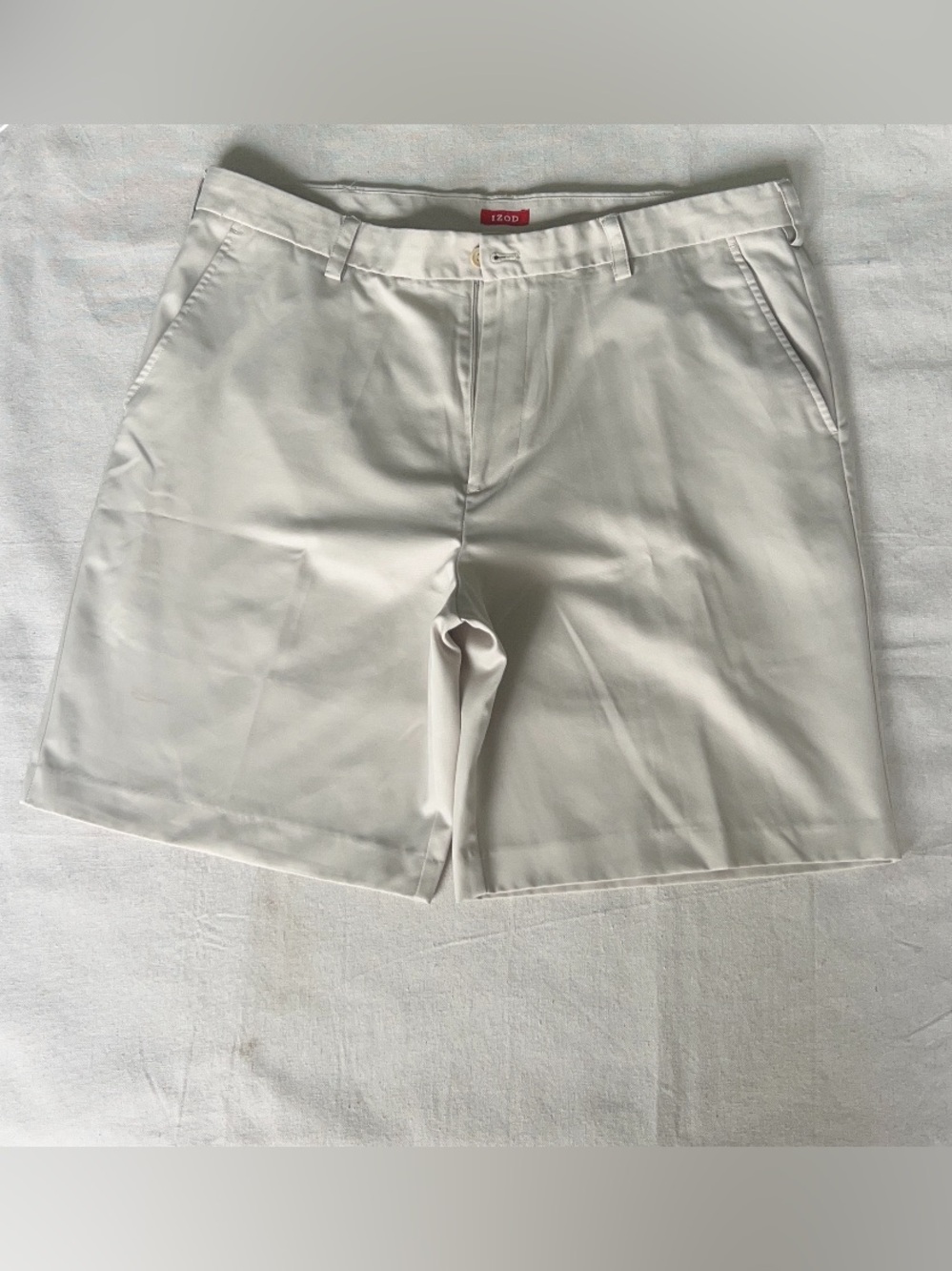 Izod Men's White Flat Front Shorts
(M-4)